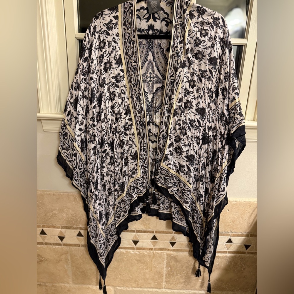 Vince Camuto Black and Cream Floral Kimono Top